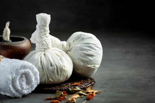 فواید ماساژ کمپرس گیاهی